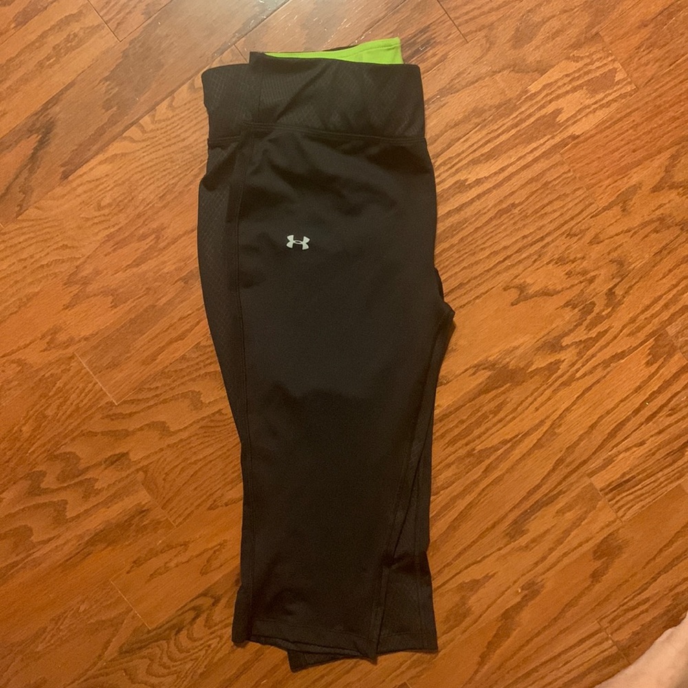Women’s size XL under armour heat gear capri workout pants.
